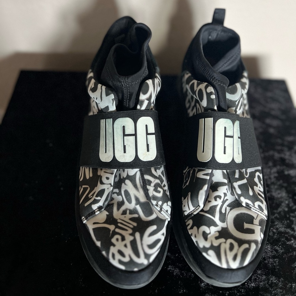 UGG Neutra sneakers in a black-and-white graffiti print size 9